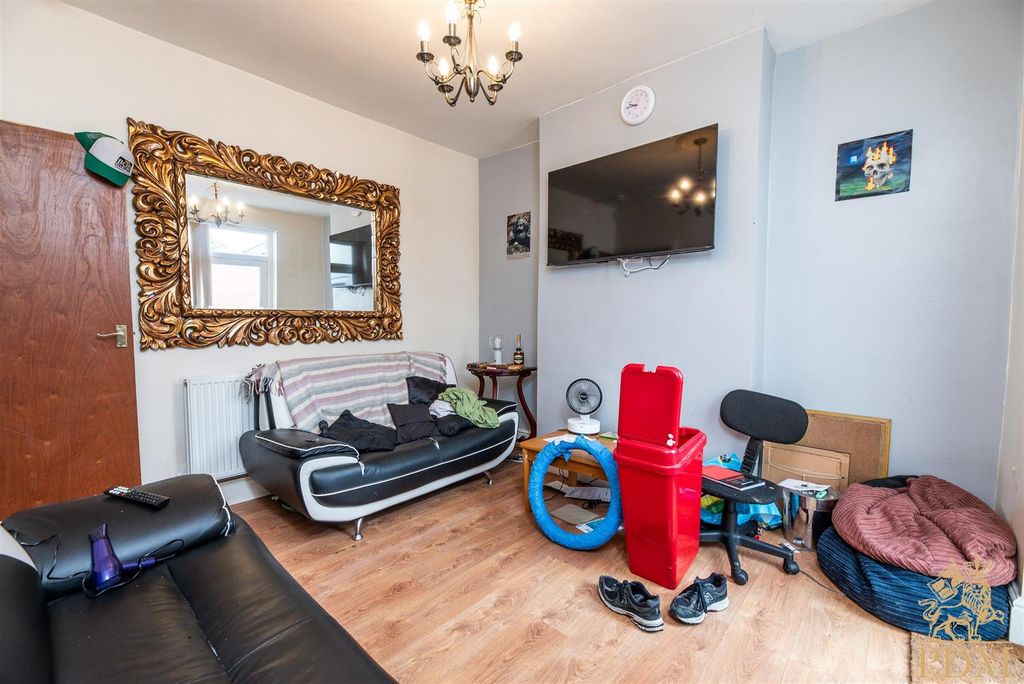 Property photo 3 of 8 49 Lace Street (4 Of 14).Jpg