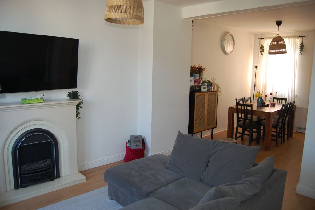 Property photo 3 of 6 Lounge