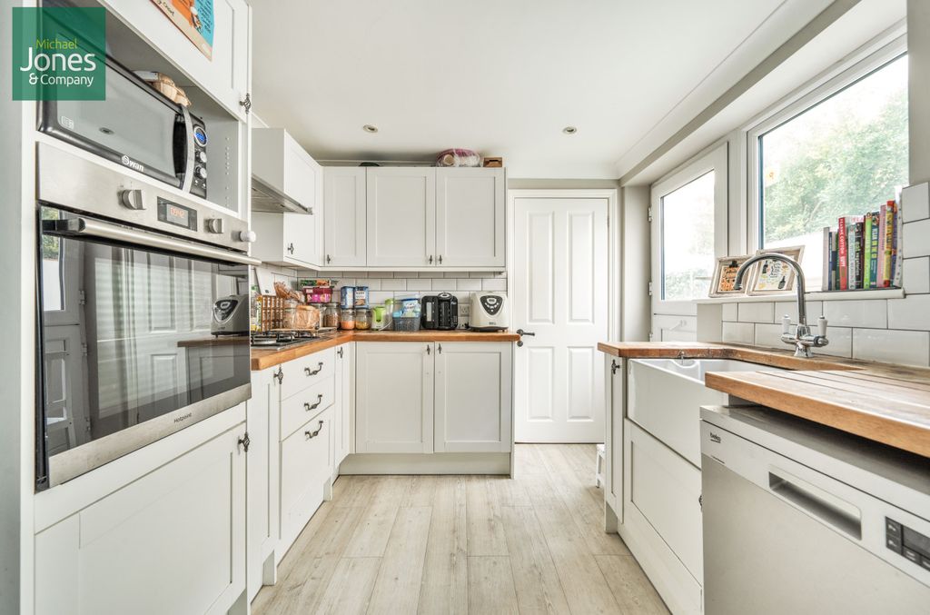 Property photo 1 of 9 Kitchen