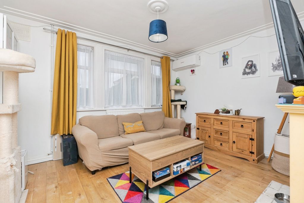 Property photo 3 of 18 Pbox-Img.Jpg