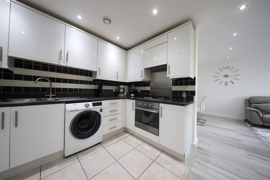 Property photo 2 of 12 Kitchen