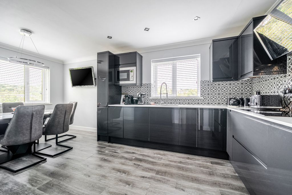 Property photo 3 of 29 1524370-8-1A0d95E...