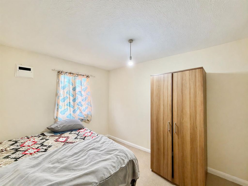 Property photo 2 of 4 Bedroom