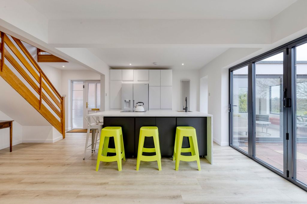 Property photo 3 of 44