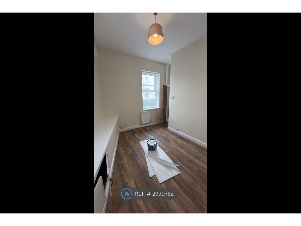 Property photo 1 of 8 Living Room