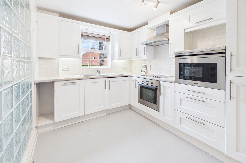 Additional image 4 of 2 bed flat for saleOld College Road, Newbury, Berkshire RG14