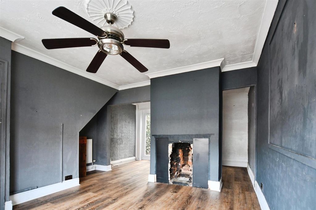 Property photo 2 of 18 Lounge