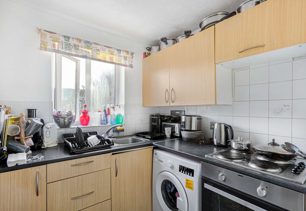 Property photo 3 of 12 Kitchen