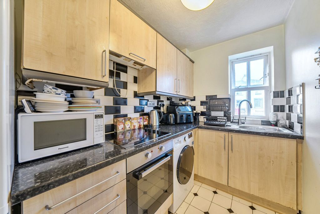 Property photo 3 of 9 Kitchen