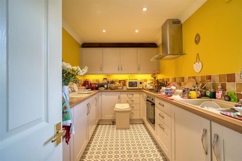 Property photo 3 of 8 Kitchen