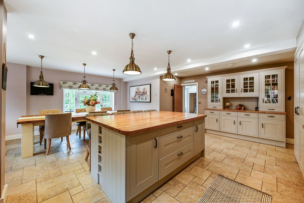 Property photo 3 of 32