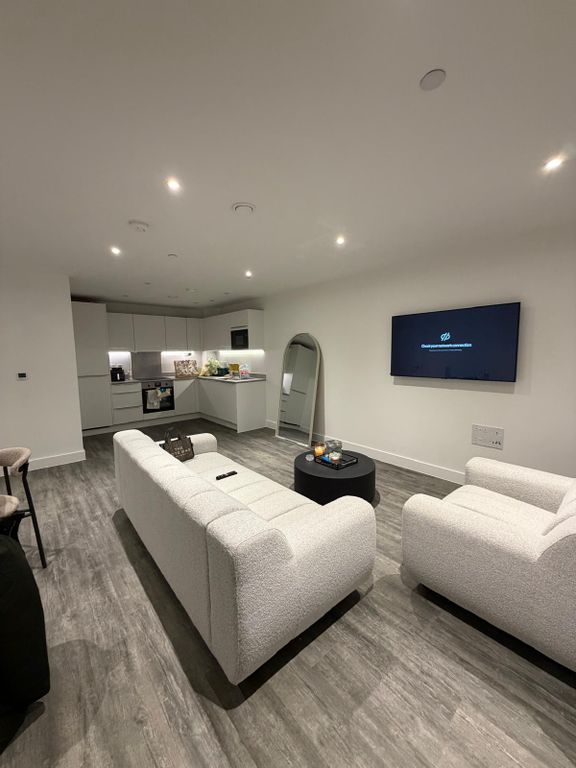 Property photo 1 of 7 One Bedroom Apartment Ideal For Working Proffesional- £1250 Pcm