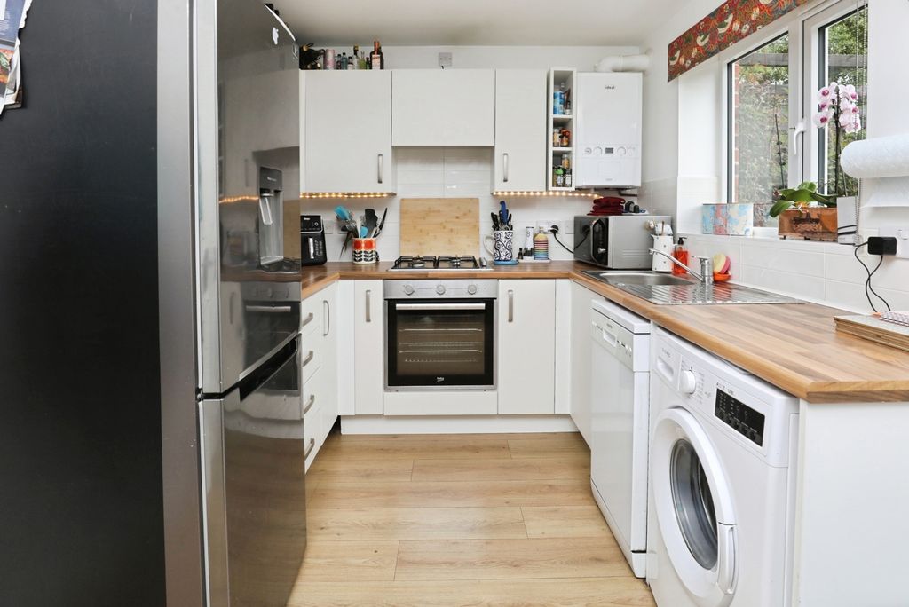 Property photo 3 of 8 Kitchen