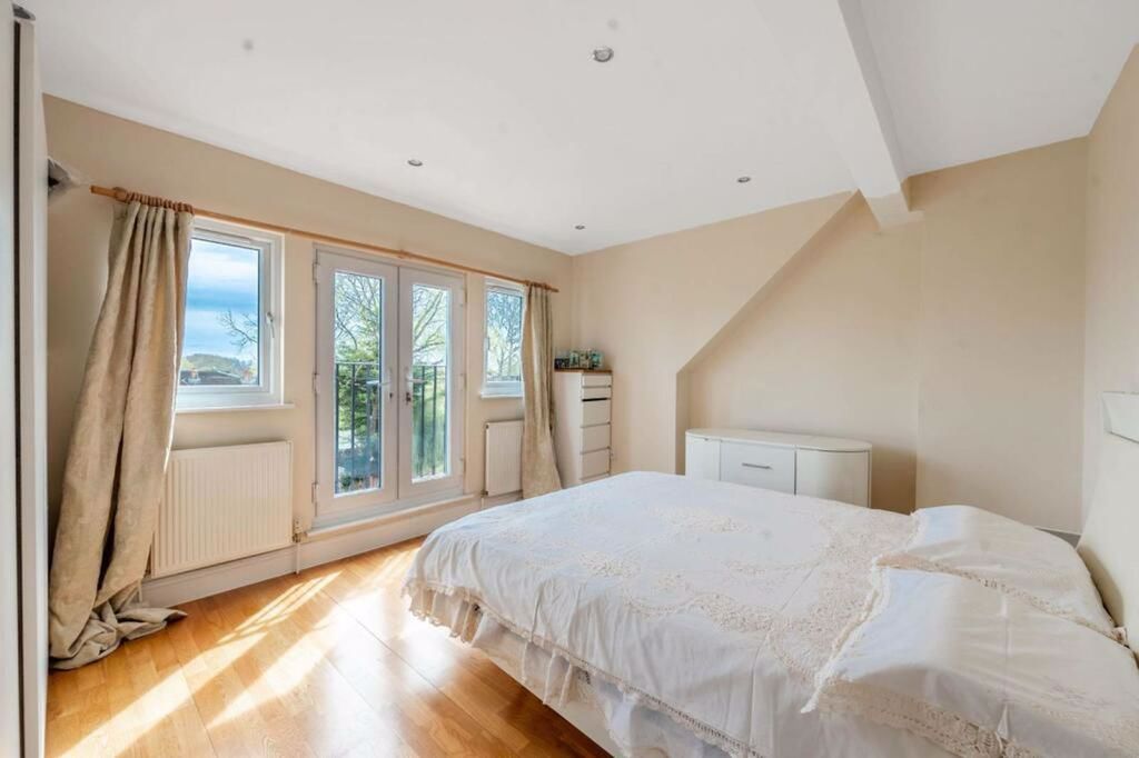 Property photo 3 of 10 Main Bedroom