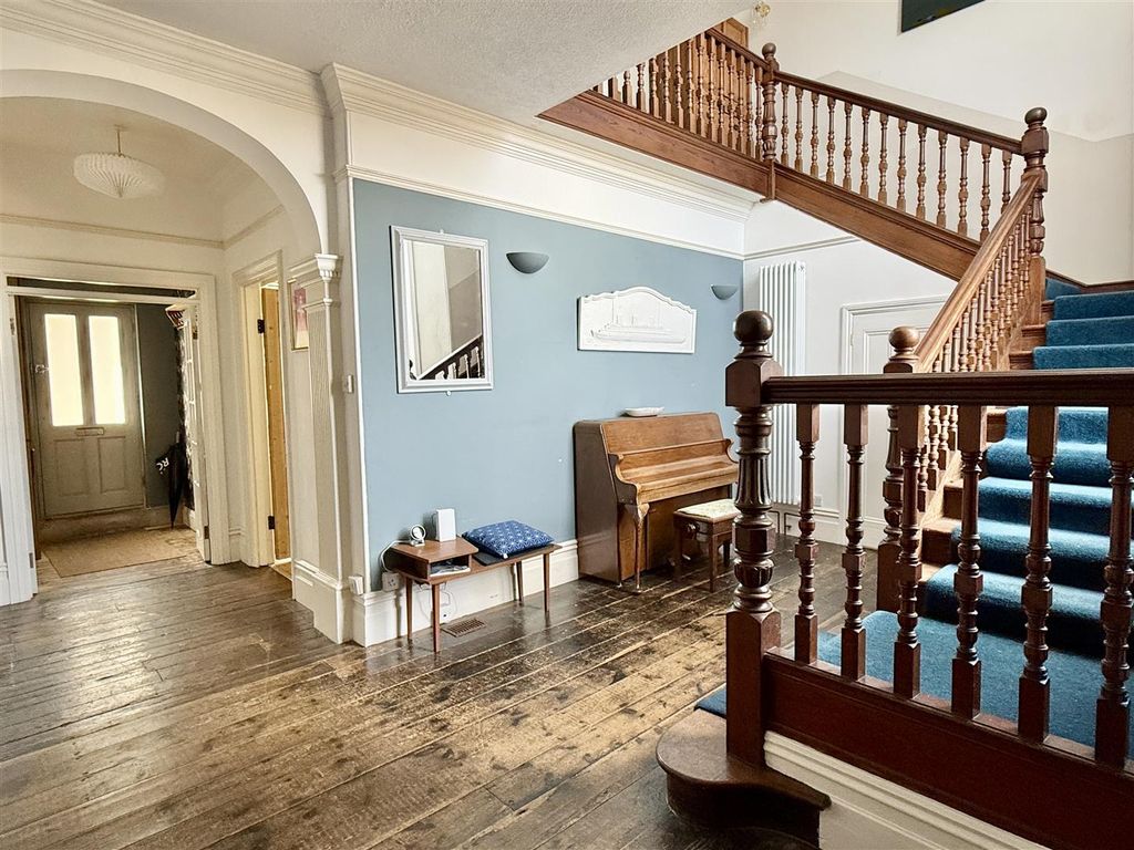 Property photo 2 of 32