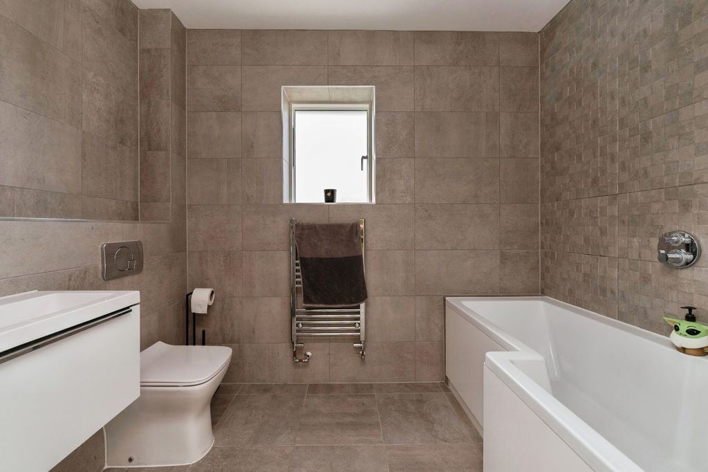 Property photo 2 of 17 Family Bathroom