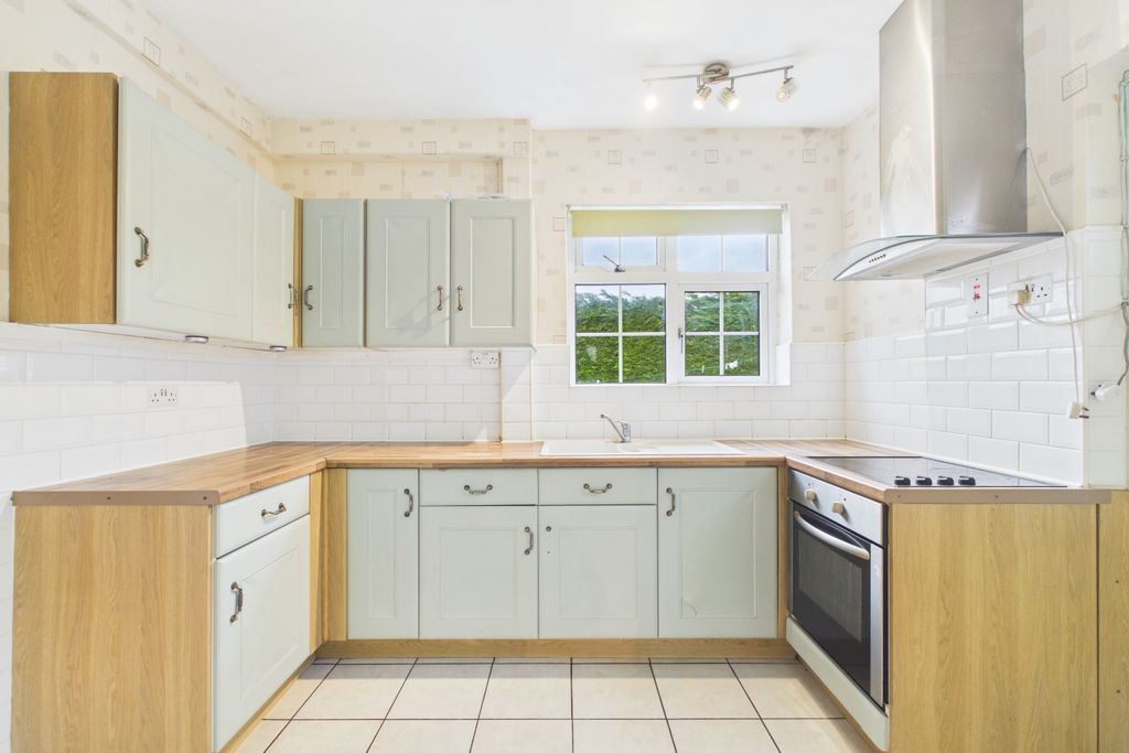 Property photo 2 of 18 Carlton Road - Kitchen