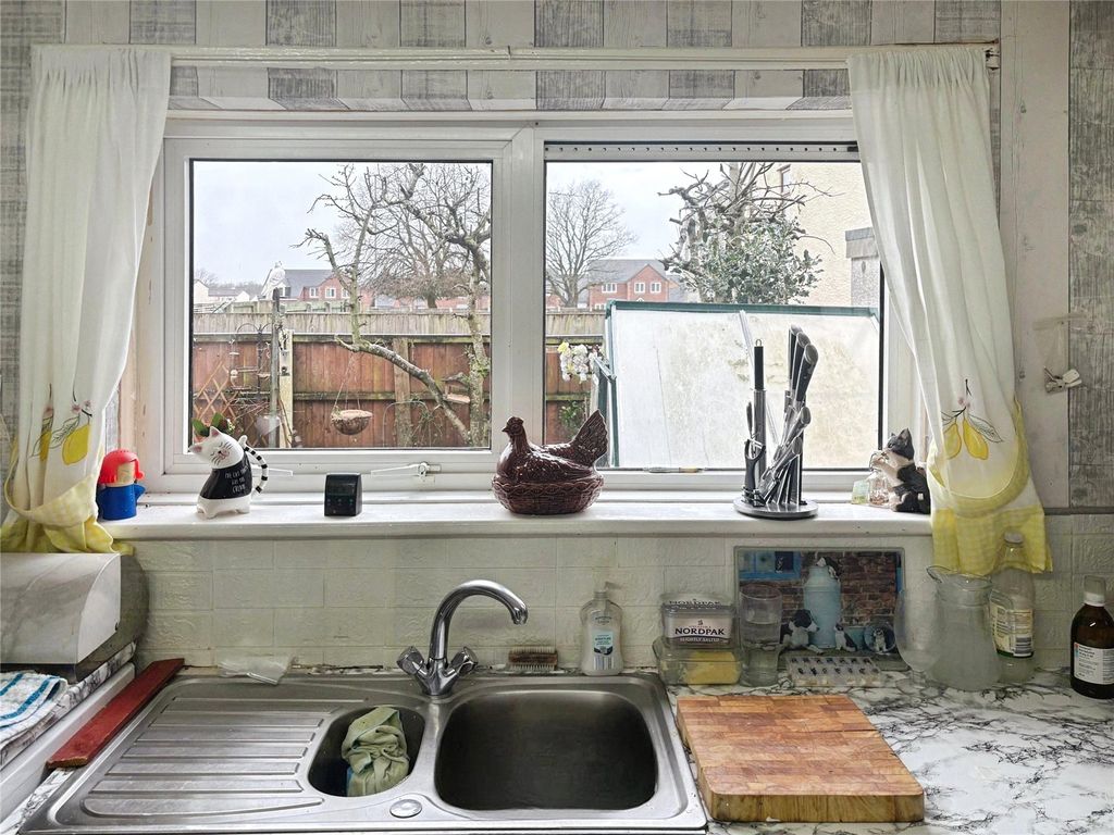 Property photo 3 of 11 Kitchen