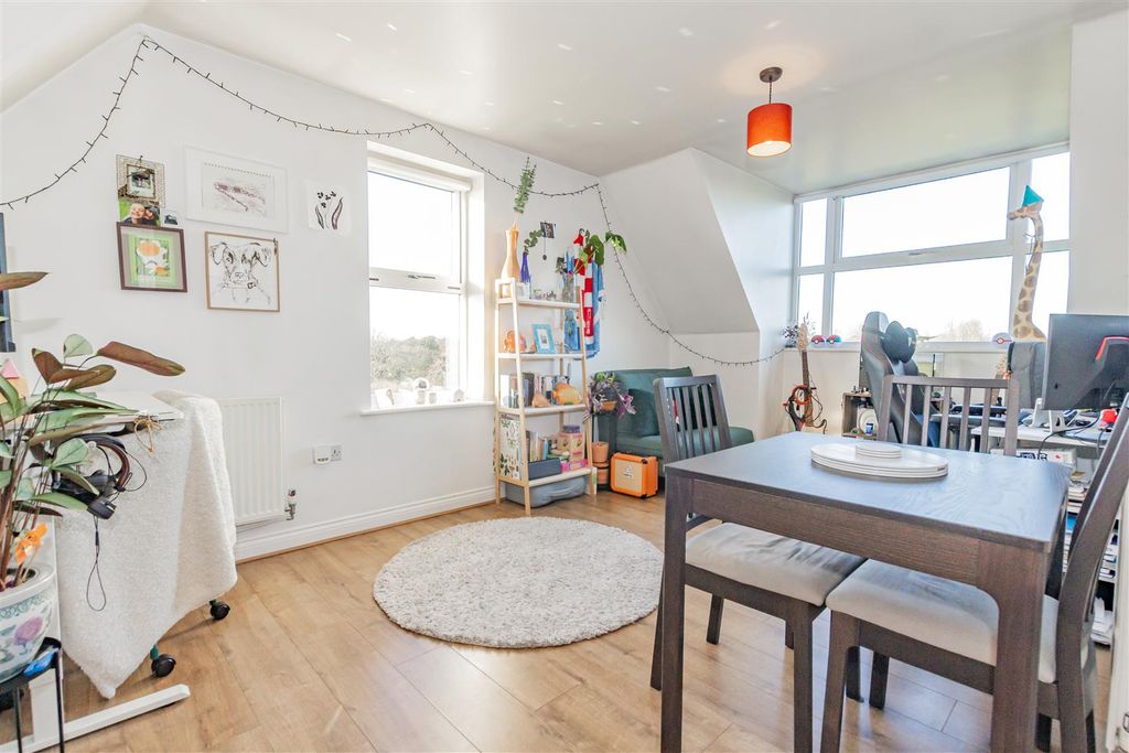 Property photo 2 of 15 Lounge/Diner