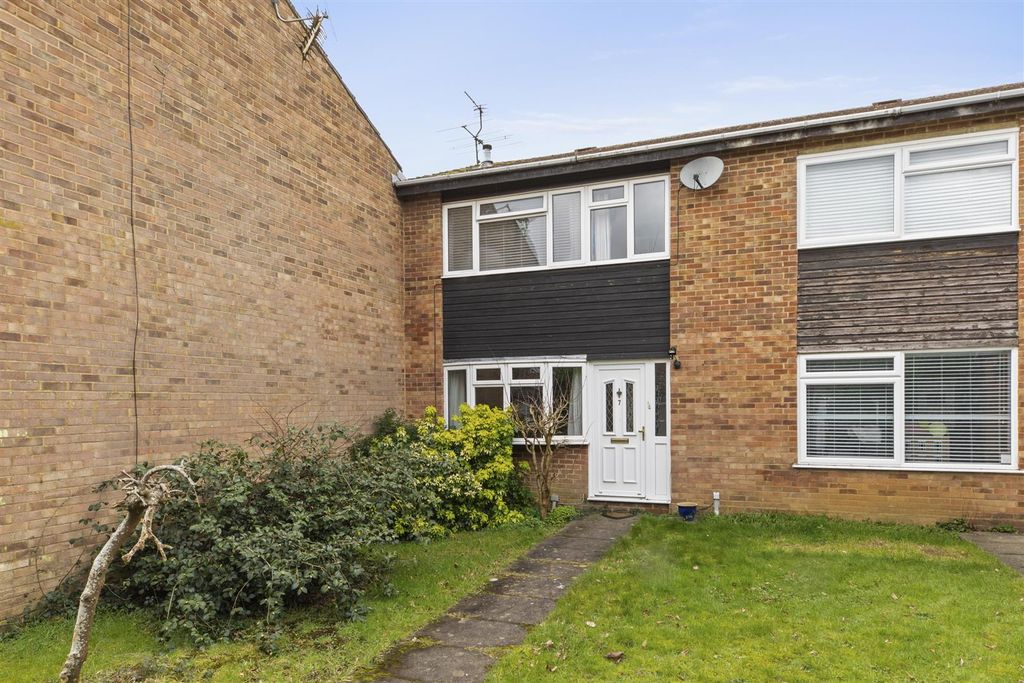 Property photo 1 of 14 7 Cypress Walk, Hp15 7Rf-13.Jpg