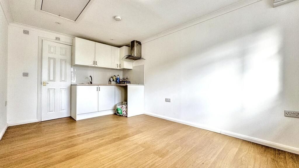 Property photo 1 of 4 Bright Studio With Fitted Kitchenette And Woodflo...
