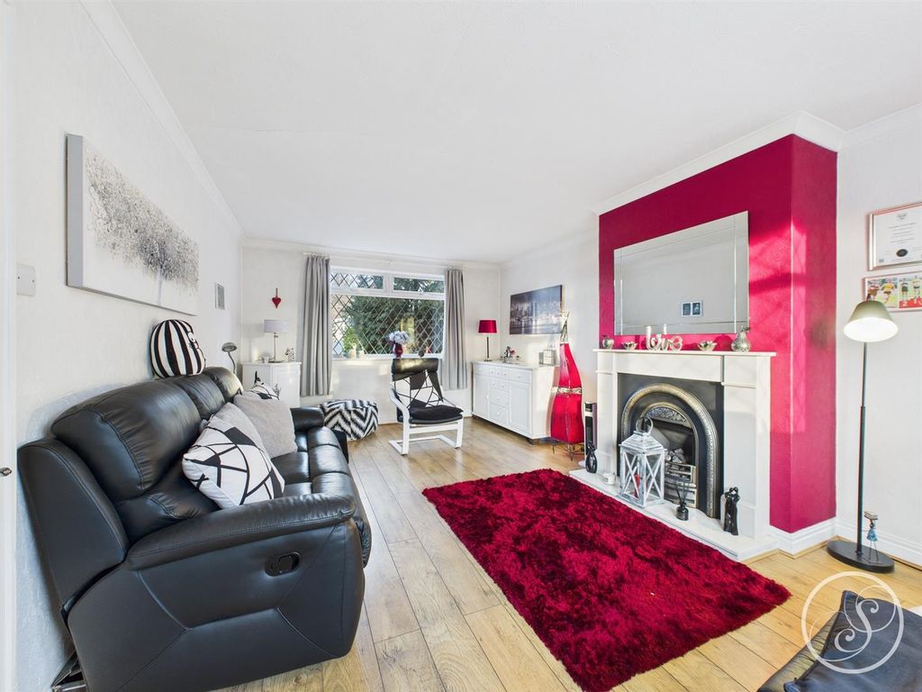 Property photo 2 of 18 Lounge