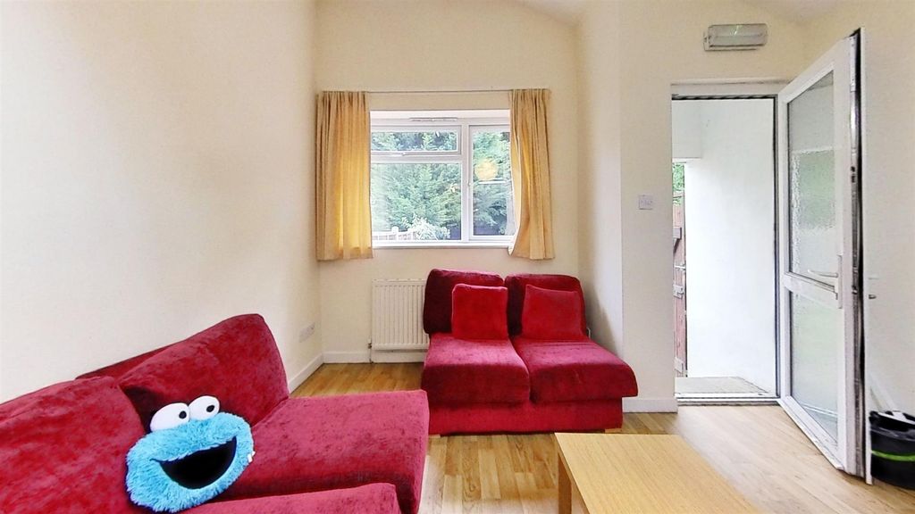 Property photo 3 of 13 6-Harrow-Road-Living