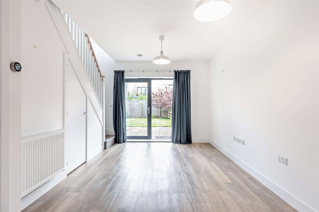 Property photo 2 of 10 Sitting Room