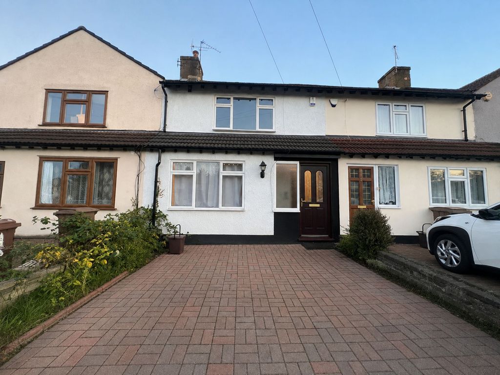 Property photo 1 of 17 Mead Crescent E4