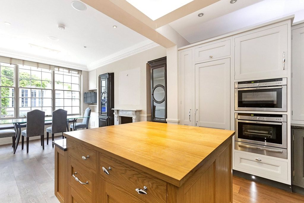 Property photo 3 of 21 Kitchen