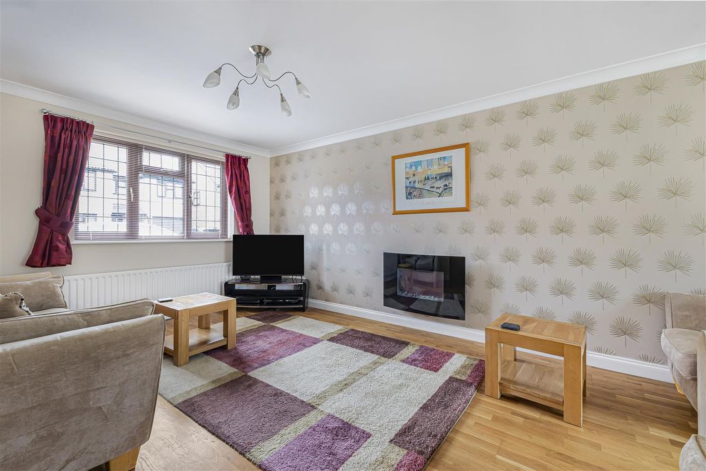 Property photo 3 of 23 Lounge