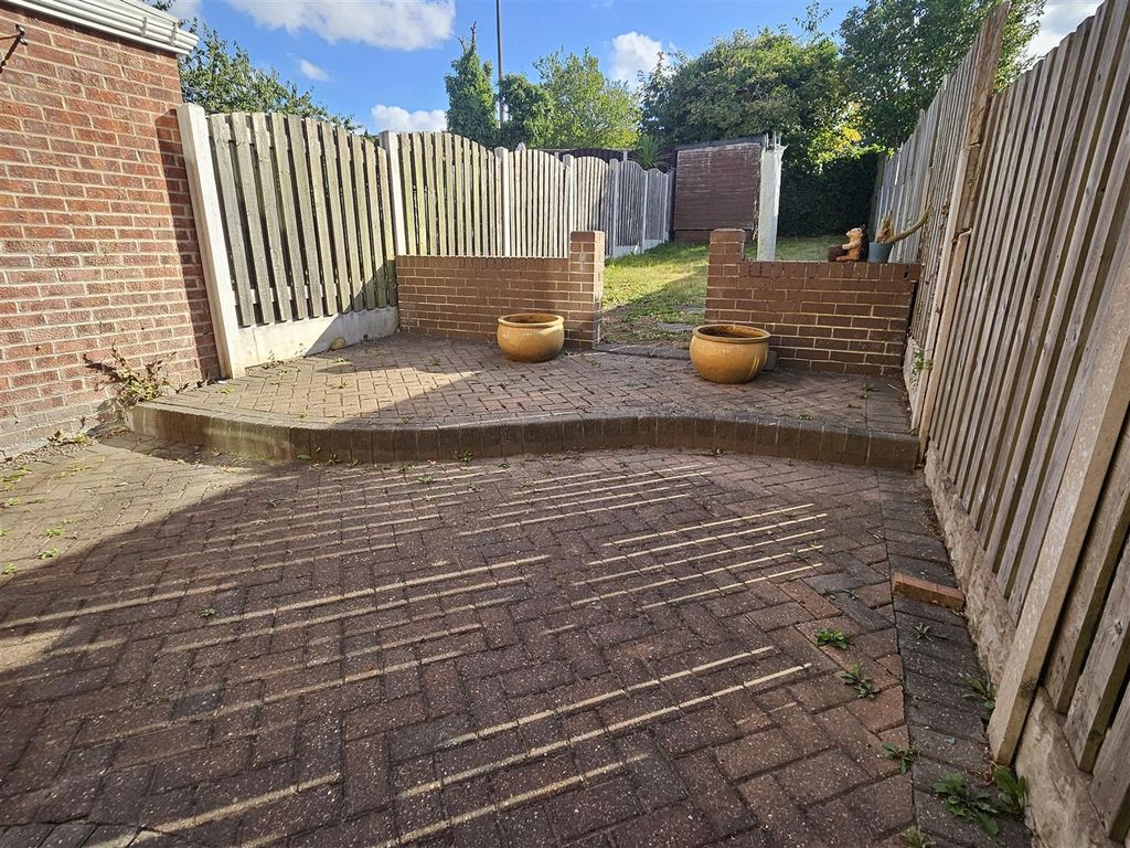 Property photo 1 of 8 Garden