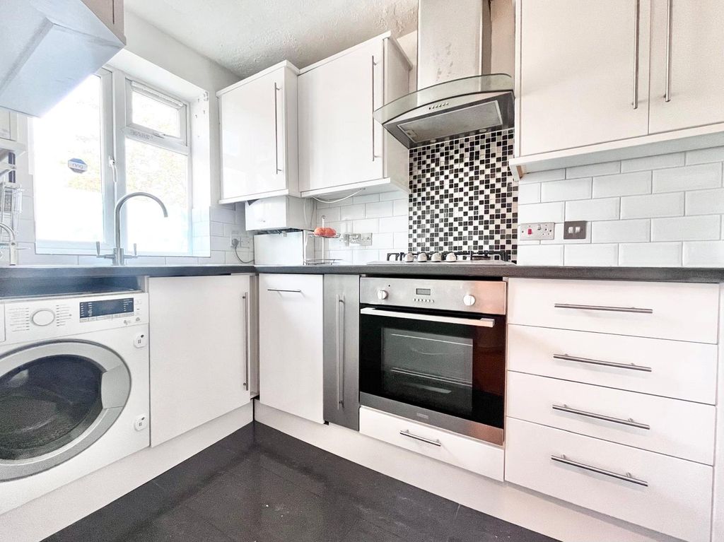 Property photo 3 of 12 Kitchen