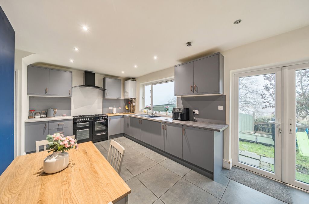 Property photo 2 of 20 1401823-9-696E163...