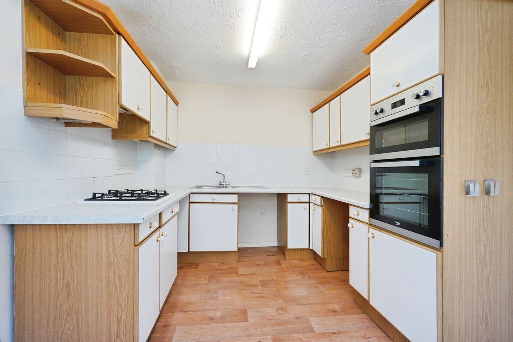 Property photo 3 of 18 Kitchen