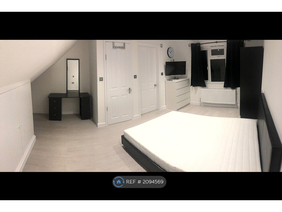 Property photo 3 of 11 Loft En-Suite Bedroom