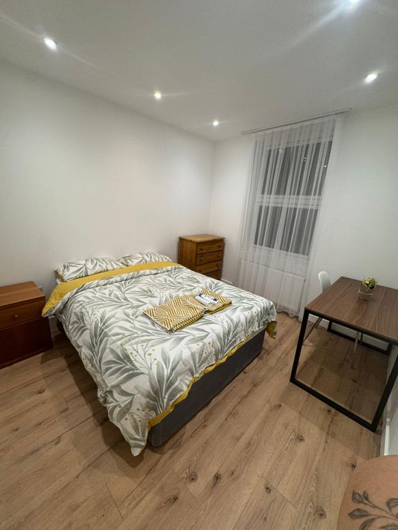 Property photo 1 of 9 Flat For Let