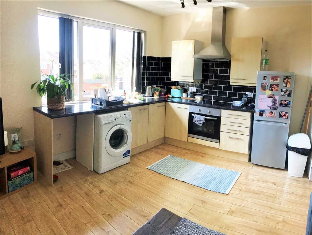 Property photo 2 of 6 Kitchen/Lounge