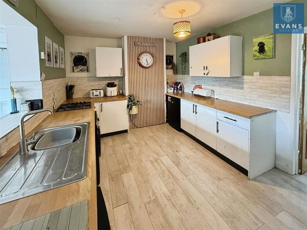 Property photo 2 of 11 Kitchen