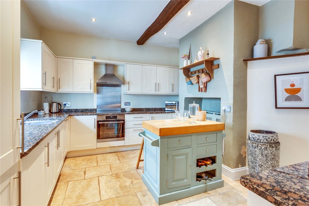 Property photo 3 of 18 Kitchen