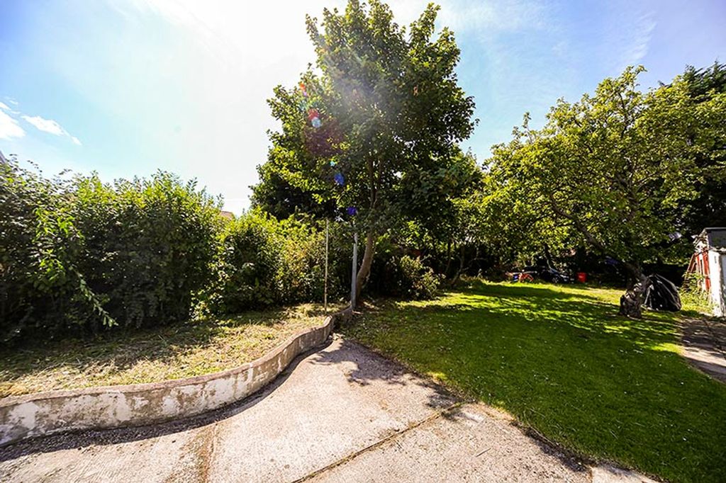 Property photo 1 of 6 A Spacious And Well-Maintained Garden, Perfect For...