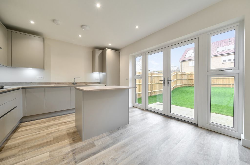 Property photo 2 of 14 1370833-5-6909E80...