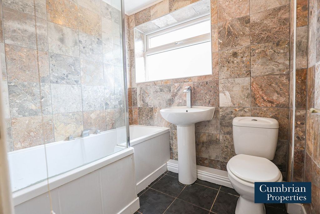 Property photo 2 of 11 Bathroom
