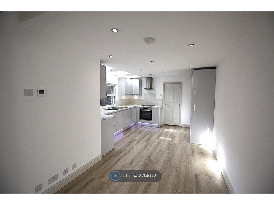 Property photo 3 of 14 Kitchen/Living
