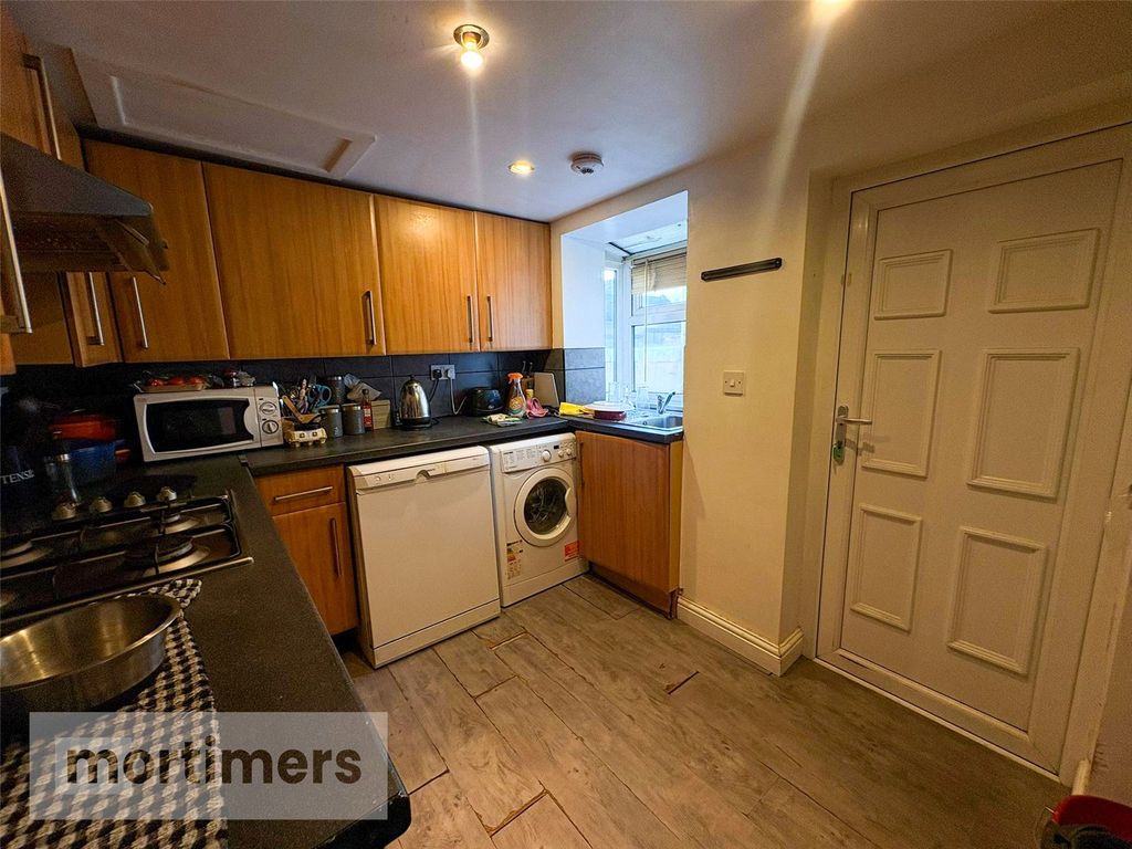 Property photo 2 of 11 Kitchen