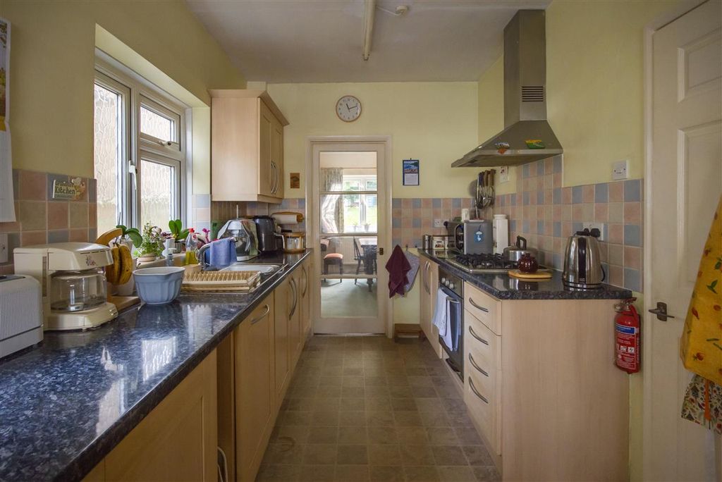 Property photo 3 of 18 Kitchen