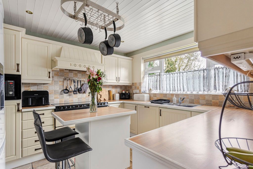 Property photo 2 of 14 Kitchen