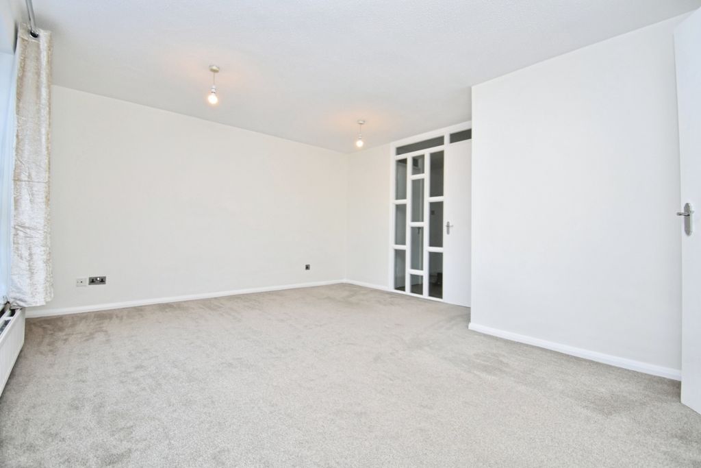 Property photo 3 of 9 Living