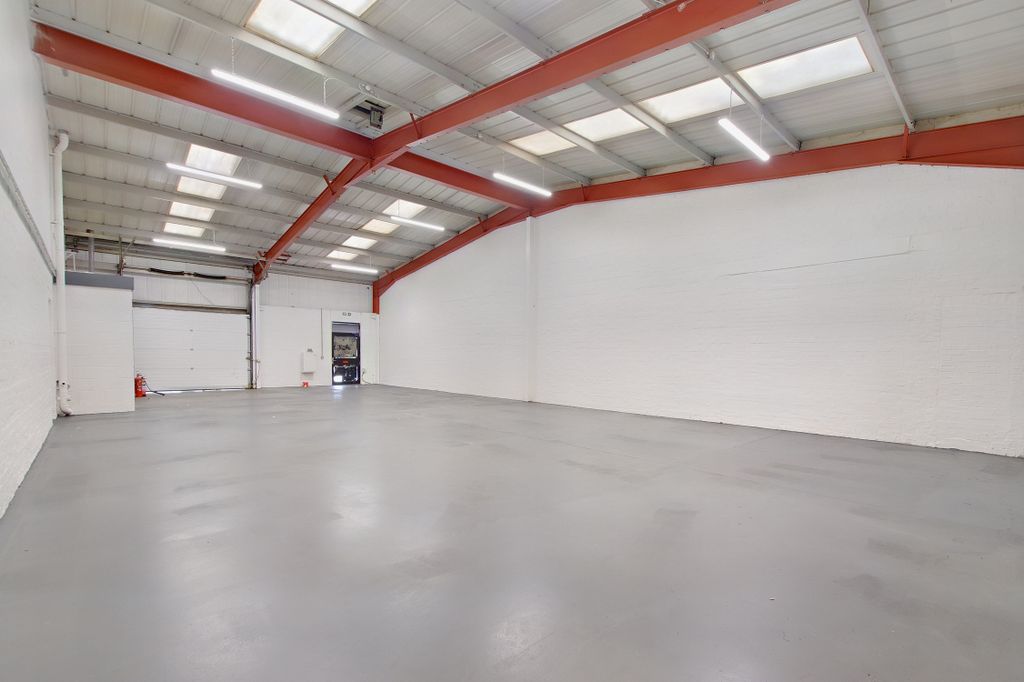 Property photo 3 of 6 8553535-Interior11-800