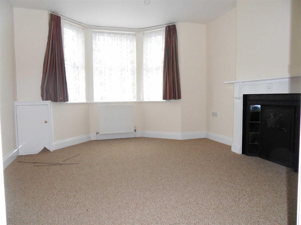 Property photo 3 of 7 Living Room